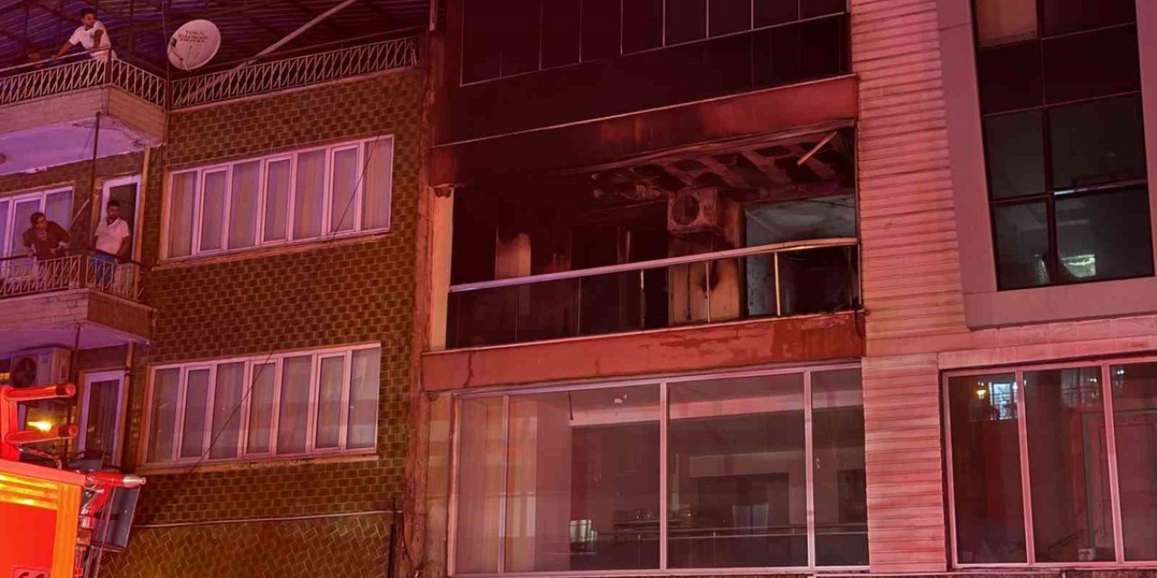 Aydın Efeler'de Yangında 5 Kişi Dumandan Etkilendi, Mahsur Kalanlar Kurtarıldı