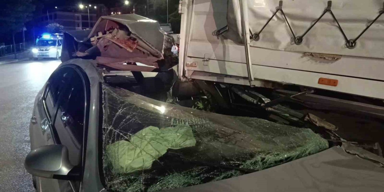 Amasya'da Otomobil Kamyonete Arkadan Çarparak Hurdaya Döndü, Sürücü Yaralandı