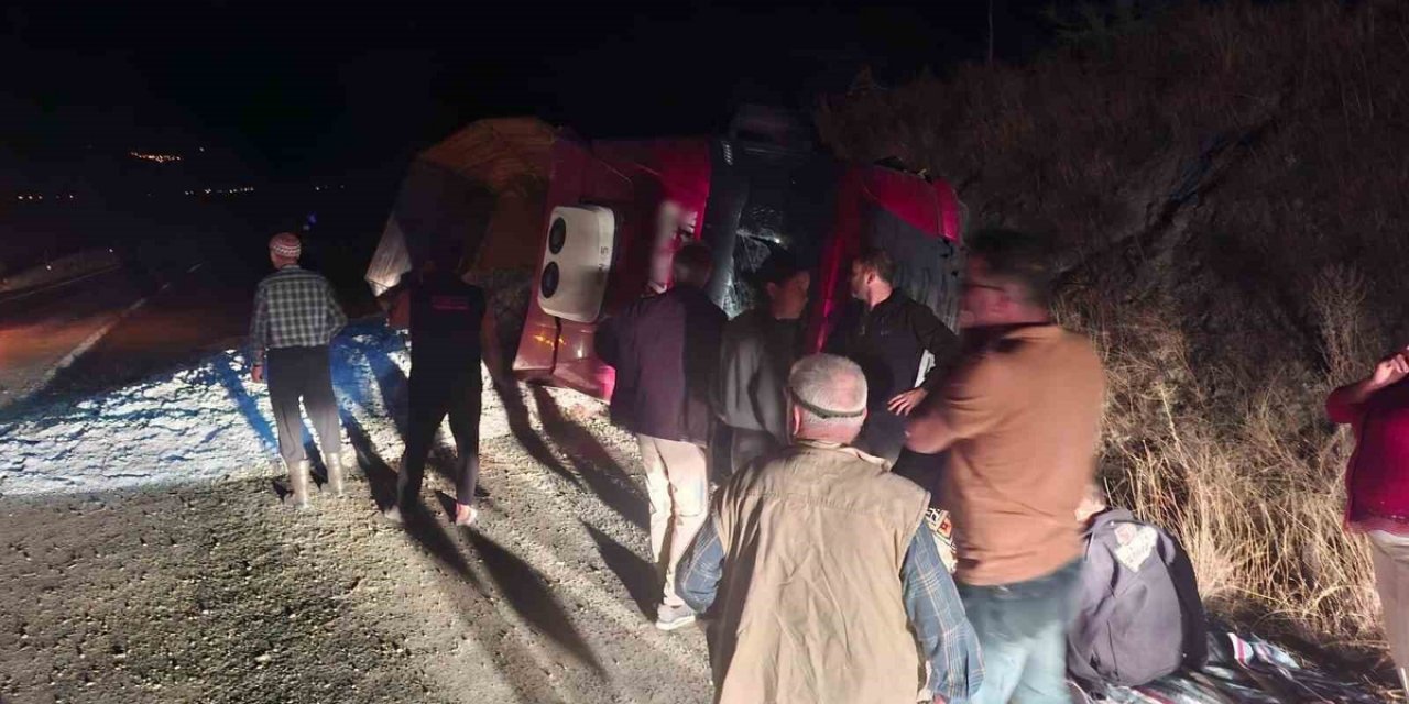 Aydın Karpuzlu-Çine Yolunda Kum Yüklü Tır Devrildi, Sürücü Yaralandı, Yol Kapandı
