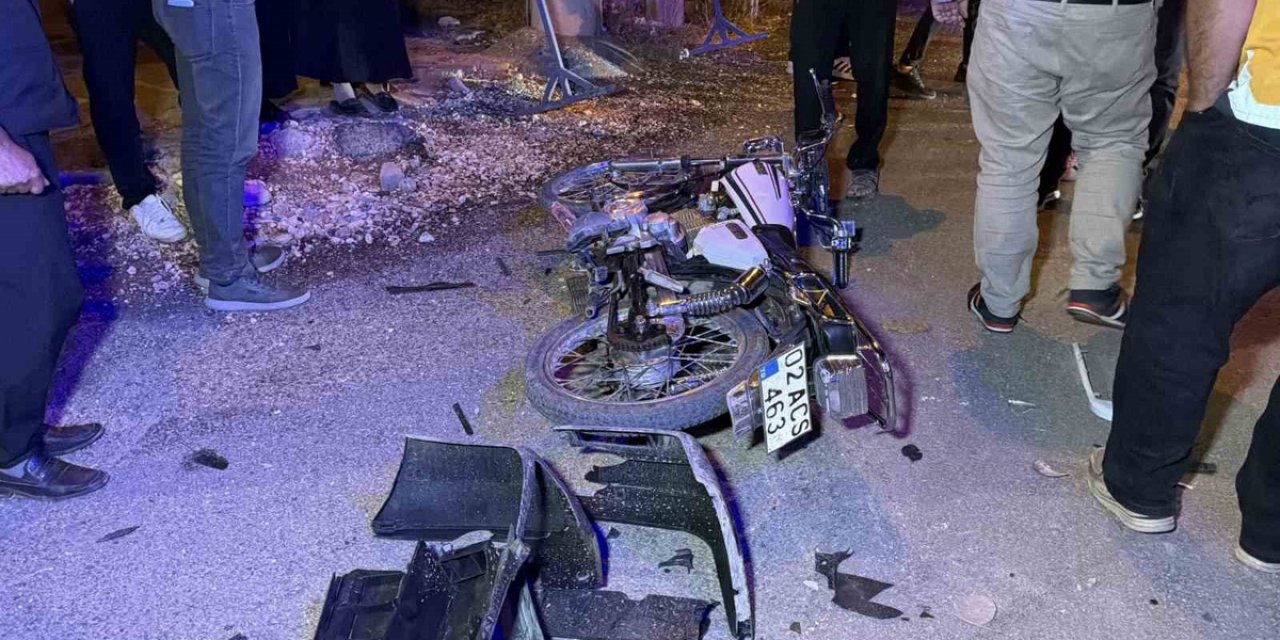 Adıyaman'da İki Motosikletin Çarpıştığı Kazada Yaralanan 2 Kişi Hastaneye Kaldırıldı