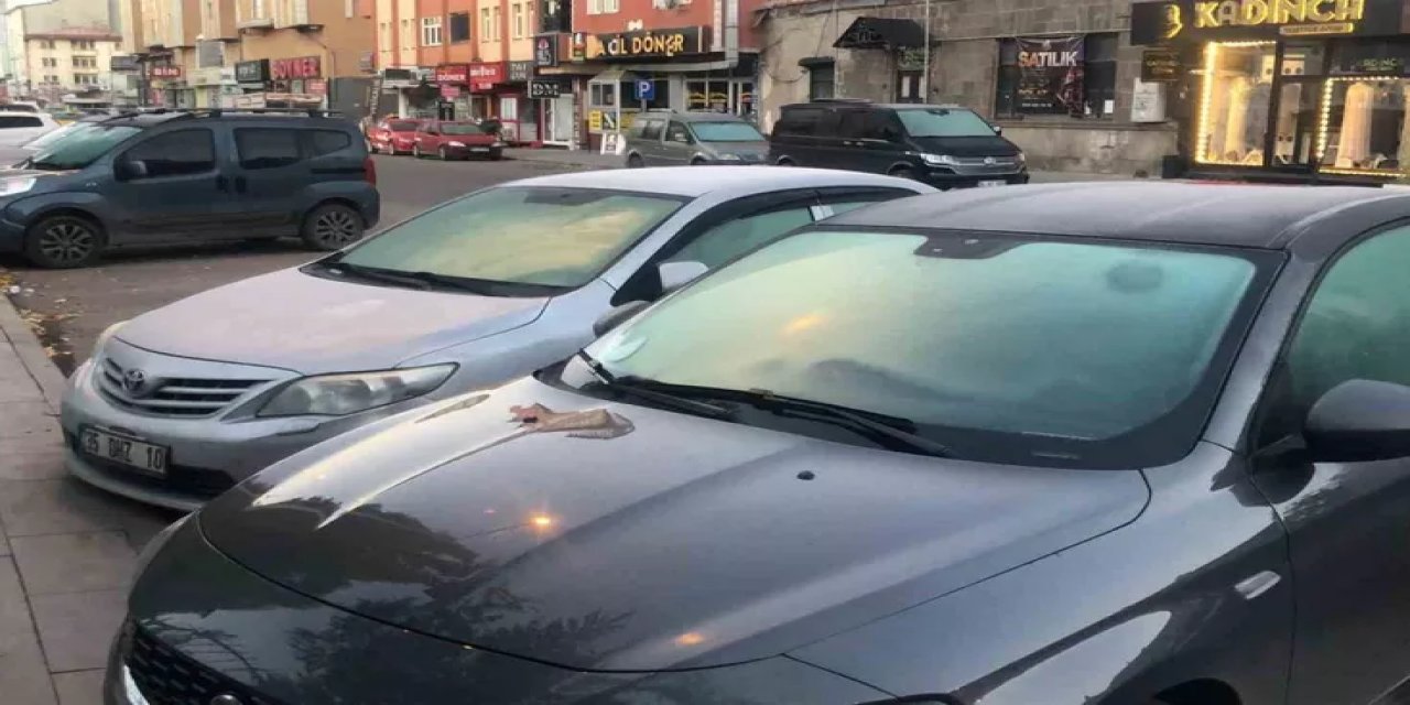 Kars'ta Gece Sıcaklık Sıfırın Altında 7 Dereceye İndi, Otomobillerin Camları Dondu