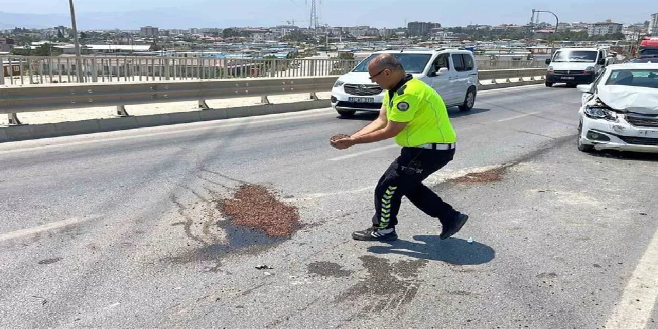 Antakya'da Kaza Sonrası Yağlanan Yolu Kumla Kapatan Trafik Polisine Övgü Yağdı
