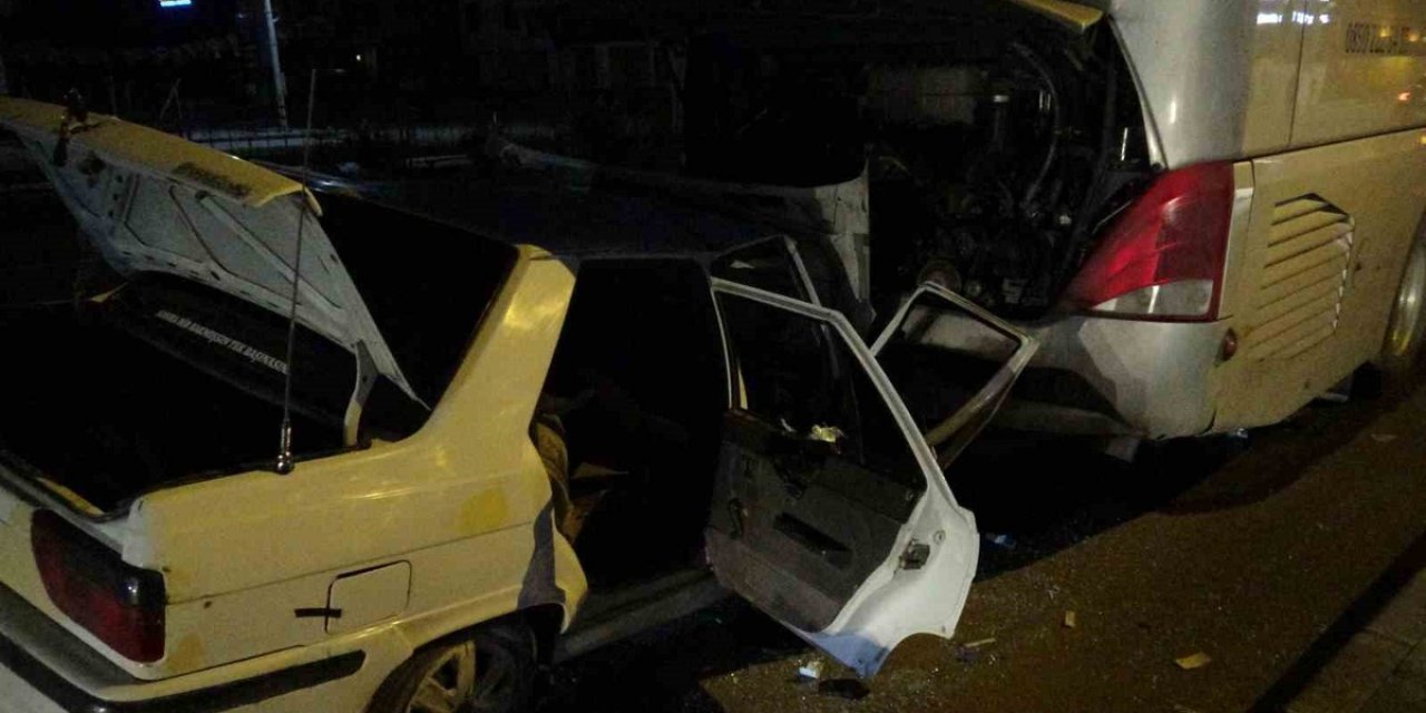 Malatya'da Arıza Yapan Yolcu Otobüsüne Otomobil Çarptı, 1'i Ağır 3 Kişi Yaralandı.