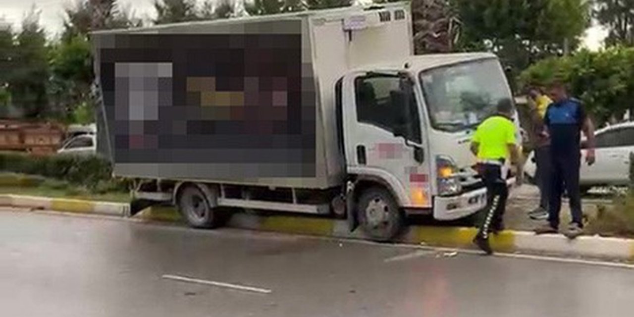 Antalya Manavgat'ta Kamyonet Sürücüsü Fenalaşıp Refüje Çıktı, Yaralandı