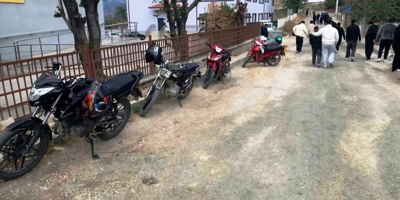 Kütahya Emet'te Polis Okul Çevresini Denetledi, Kuralsız Motosiklet Yediemine Çekildi