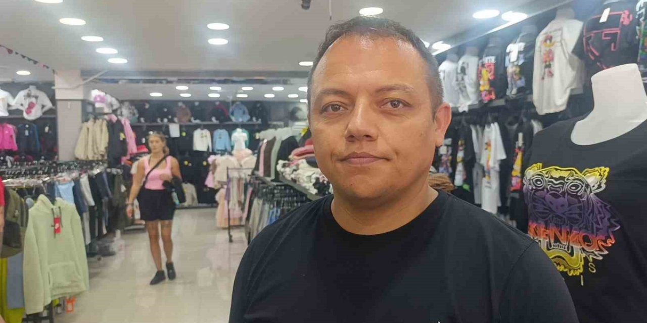 Manavgat'ta Tezgahtan Eşofman Çalan 2 Turist Jandarma Tarafından Otelde Yakalandı