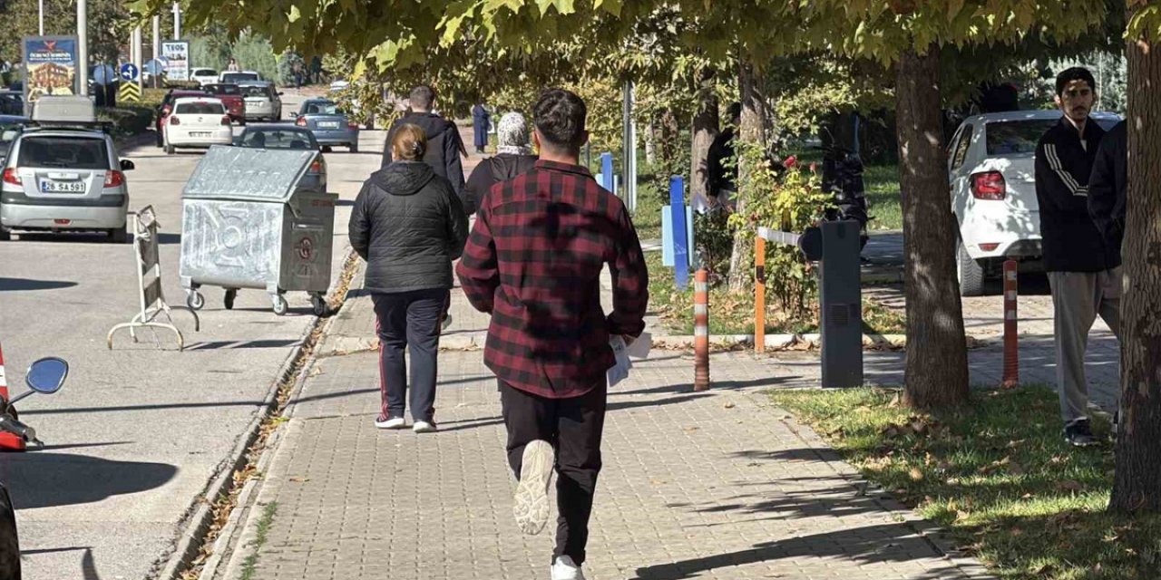 Eskişehir'de KPSS Ön Lisans Adayları Odunpazarı'nda Trafikte Araçlarından İnip Koştu