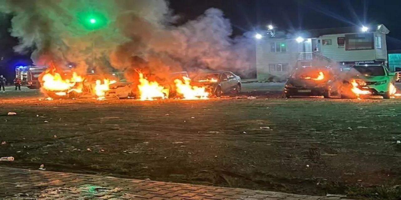 Alışveriş Husumeti Kundaklamayla Bitti! 6 Otomobili Küle Çevirdiği Anlar Kamerada