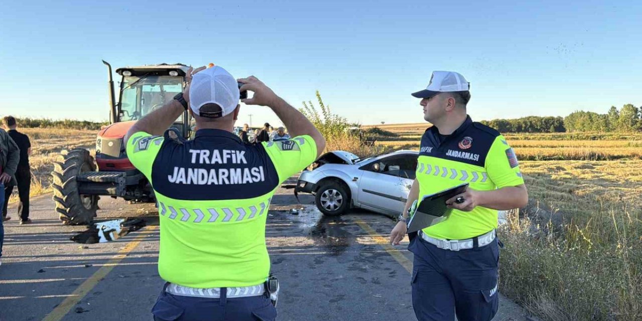 Edirne'de Traktör İle Otomobil Çarpıştı, 1 Kişi Yaralanarak Hastaneye Kaldırıldı