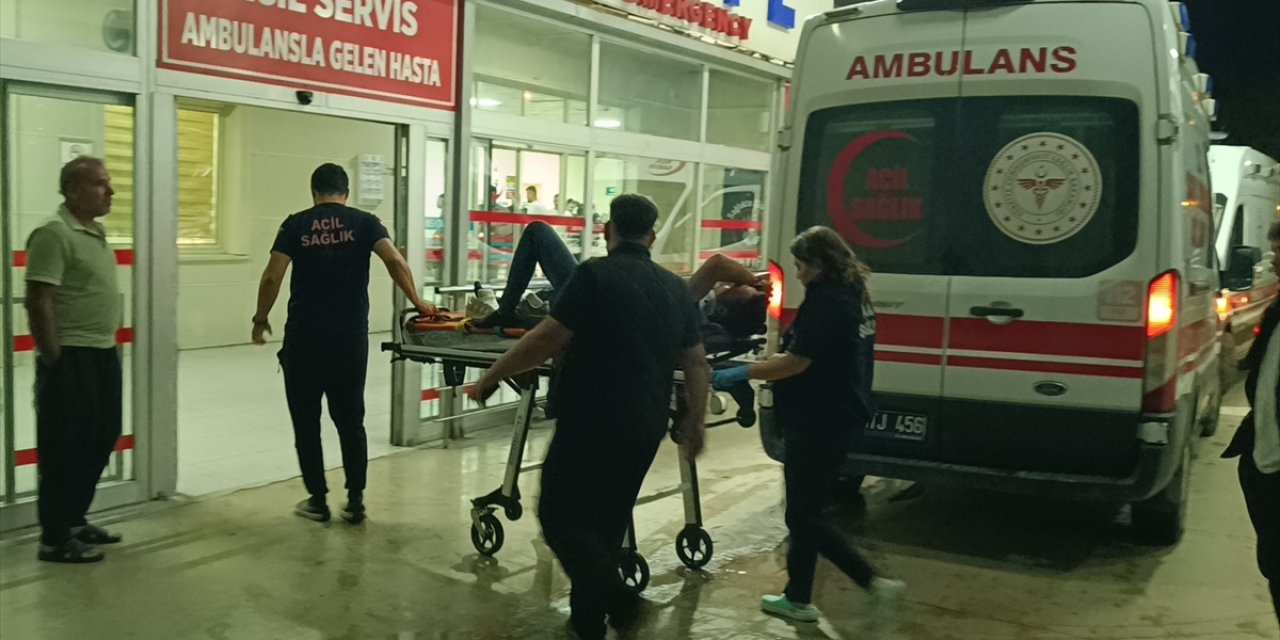 Adana Kozan'da Sulama Kanalına Düşen Araçtaki 2 Yaralı Hastaneye Kaldırıldı