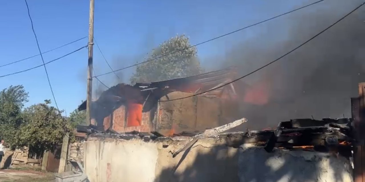 Bursa Mustafakemalpaşa'da Ev Yangını Büyüdü, 5 Araç Ve Tankerle Kontrol Altına Alındı