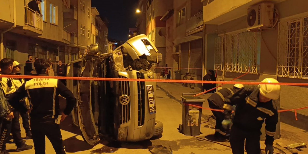Bursa İnegöl'de 16 BYB 125 Plakalı Minibüs Panoya Çarparak Devrildi, Sürücü Kaçtı
