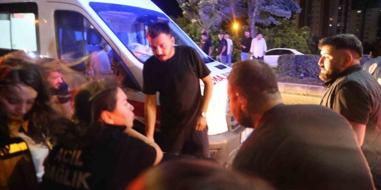 Adana Kozan'da Yağışta Sulama Kanalına Düşen Otomobilde Sıkışan 2 Kişi Yaralandı