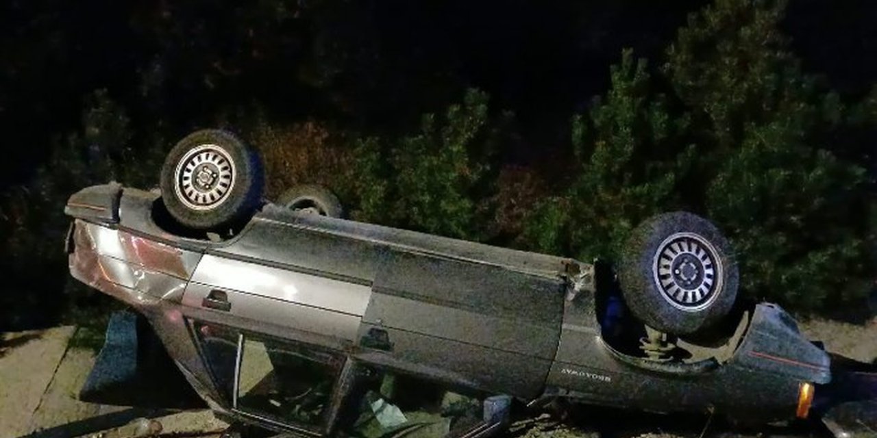 Çorum-Samsun Karayolunda Çarpışan Otomobil Devrildi, 2'si Çocuk 3 Kişi Yaralandı