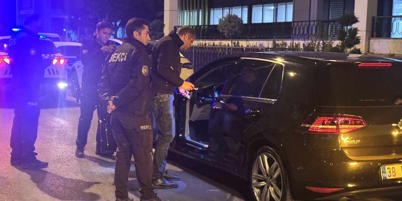 Kayseri'de Bıçakla Yaralanan Kişi Erciyes Üniversitesi'nde Tedavi Altına Alındı
