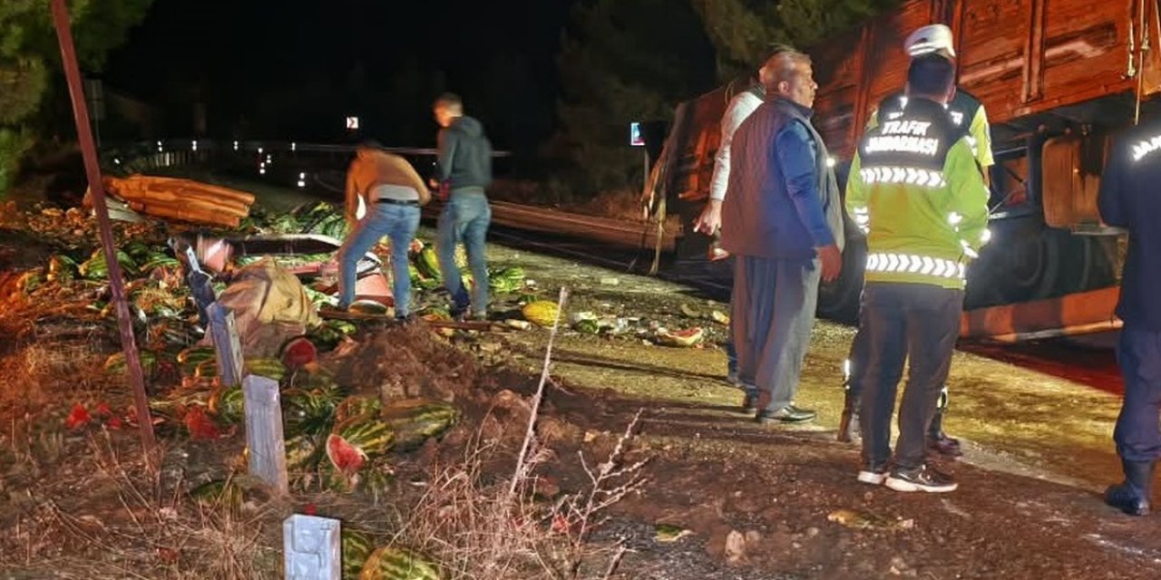 Mersin Tarsus'ta Devrilen Karpuz Kamyonundan Savrulan Karpuzlar 2 Kişiyi Yaraladı