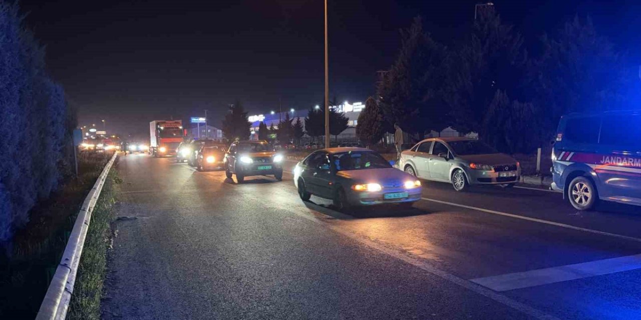 Düzce'de Trafikte Kalan Ambulans, Bölge Trafik Ekiplerince Sinyalizasyonla Geçirildi