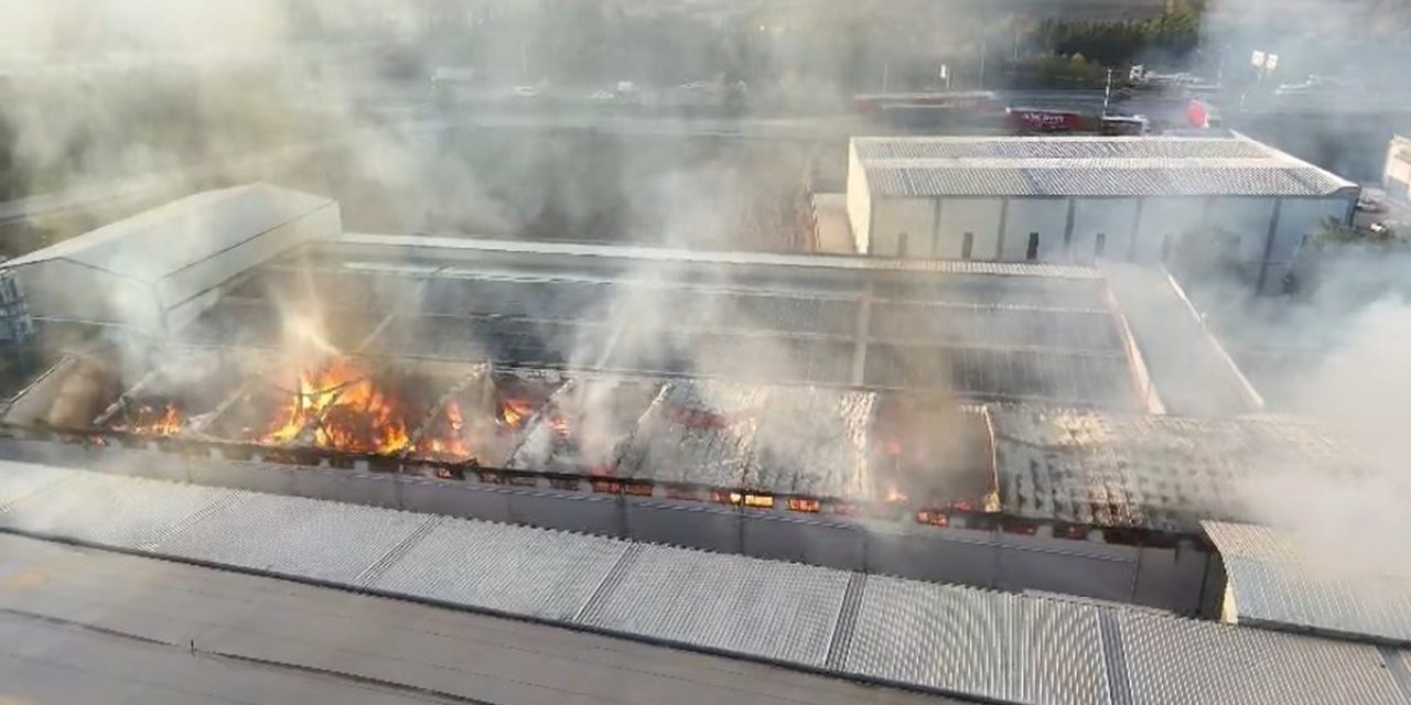 Bursa Nilüfer'de Mobilya Fabrikasındaki Yangın 2,5 Saatte Kontrol Altına Alındı