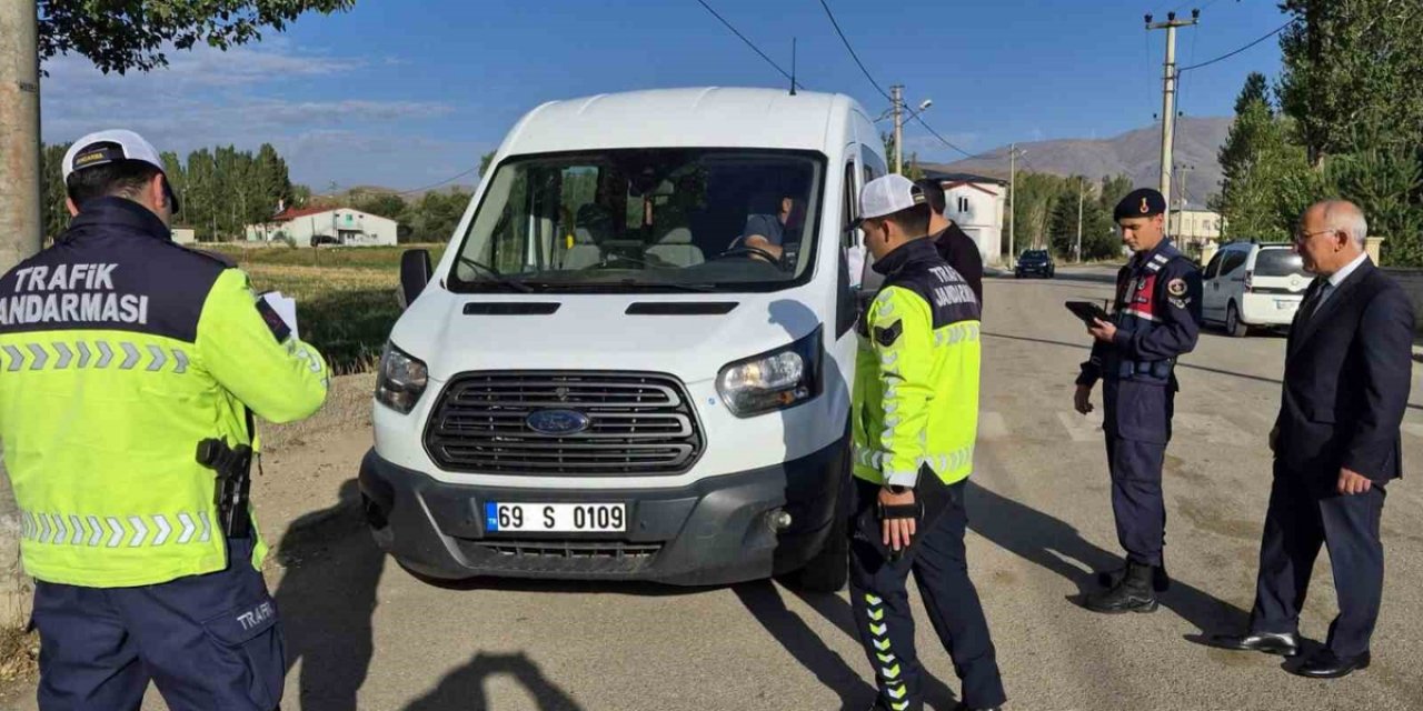 Bayburt'ta Taşıma Merkezi Okulların Servis Araçları Trafik Jandarmasınca Denetlendi