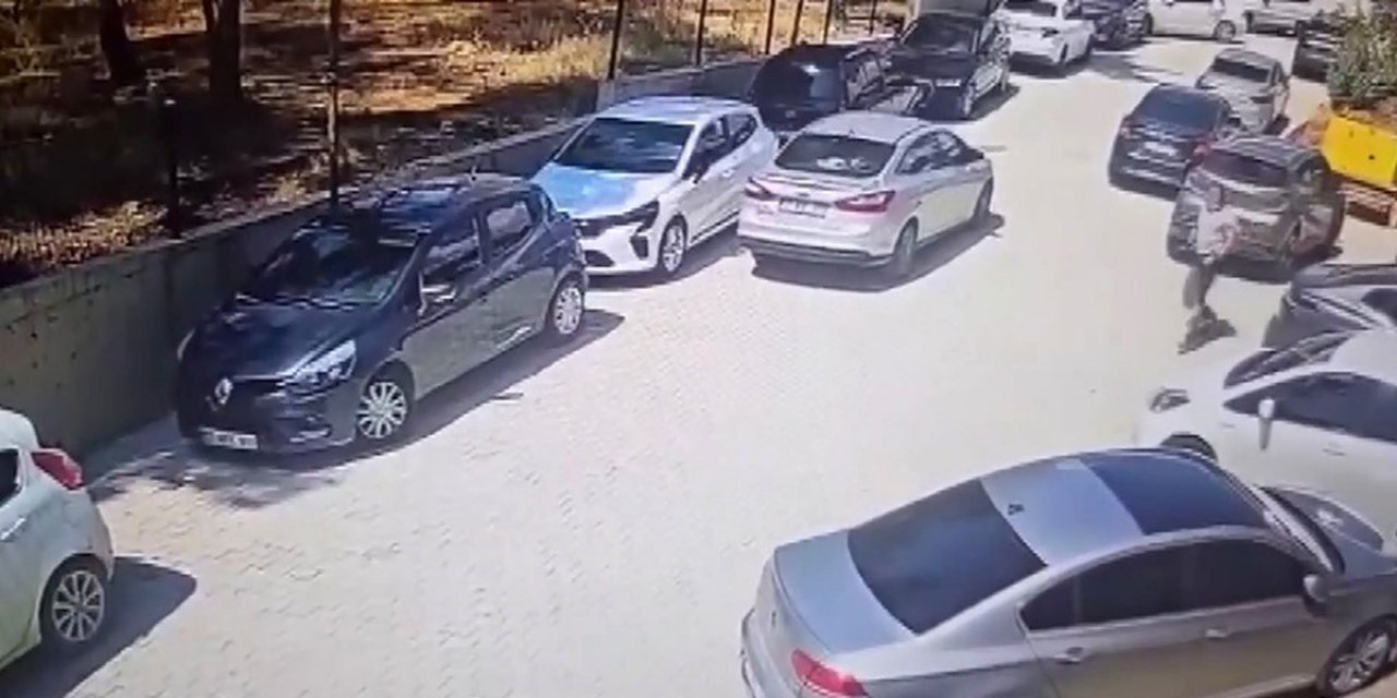 Hatay Kırıkhan'da El Freni Çekilmemiş Otomobil Geri Kaydı, Güvenlik Görevlileri Durdurdu