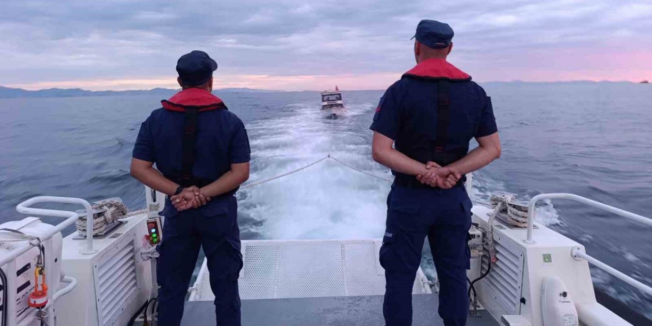 Aydın Didim Açıklarında Sürüklenen Teknedeki 3 Kişiyi Sahil Güvenlik Botu Kurtardı