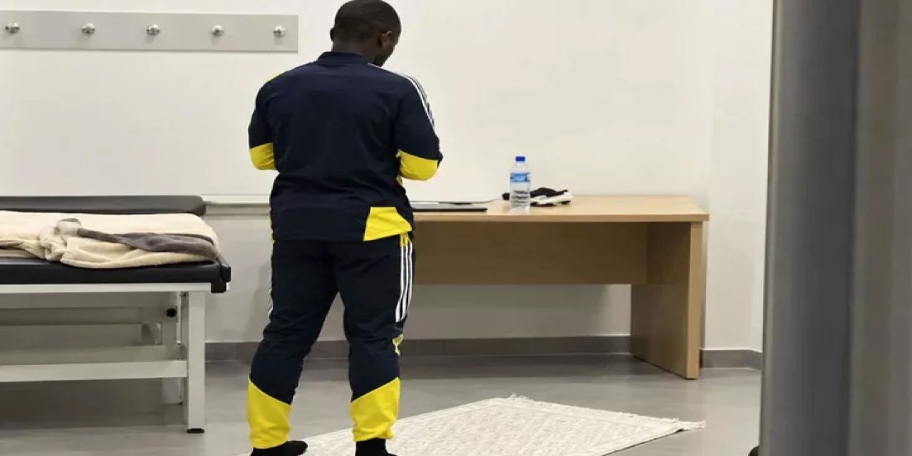 Herkes Beğeniyor! Golünü Attı, Maç Biter Bitmez Stadyumda Namaza Durdu
