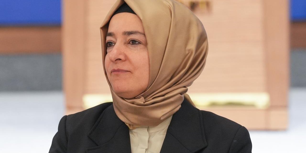Fatma Betül Sayan Kaya İle Hayati Yazıcı'yı Yerden Yere Vurdu: Ailecek Ağlıyoruz Diyeceğinize Cevap Verin