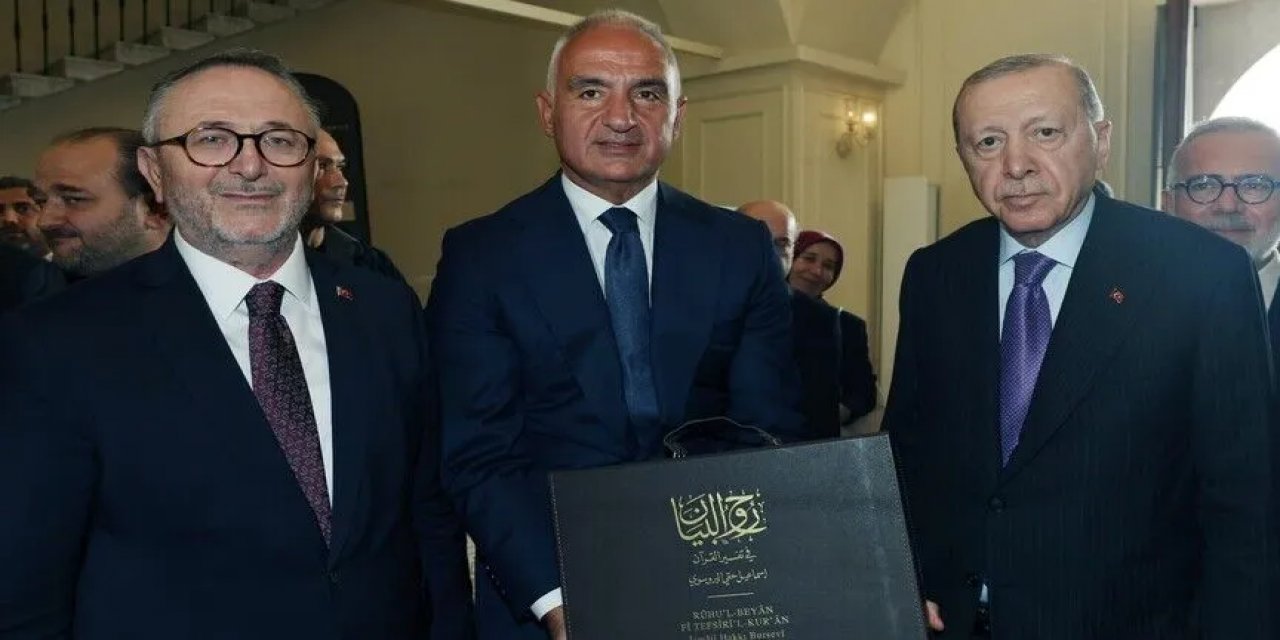Bakan Ersoy, Cumhurbaşkanı Erdoğan'a Takdim Ettiği Bursevi'nin Kur'an-ı Kerim Tefsirine İlişkin Paylaşım Yaptı