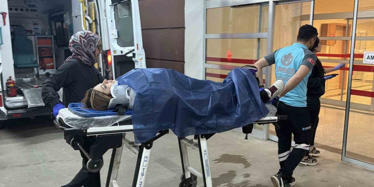 Adıyaman'da Motosiklet İle İki Otomobil Çarpıştı, Yaralı 2 Kişi Hastaneye Kaldırıldı