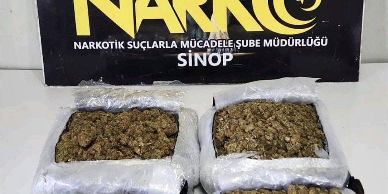 Sinop-Kastamonu Yolunda Araçta 2 Kilo 892 Gram Uyuşturucu Bulundu, 3 Şüpheli Tutuklandı