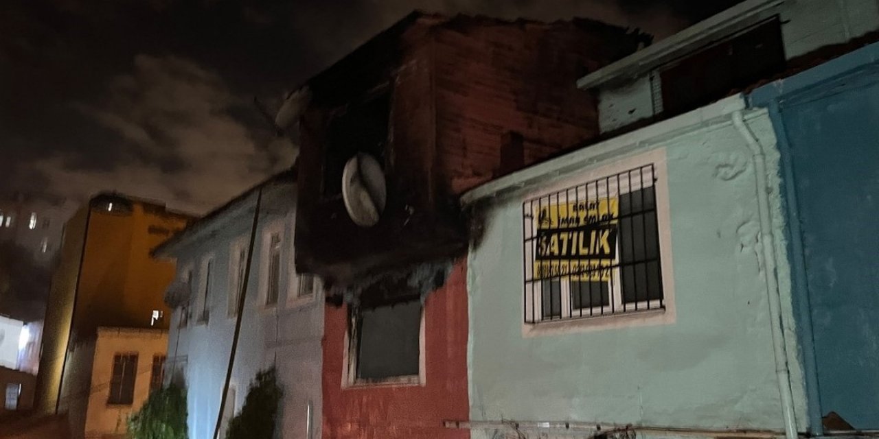 Fatih Ayvansaray'da 2 Katlı Binada Çıkan Yangın Söndürüldü, Evde Maddi Hasar Oluştu