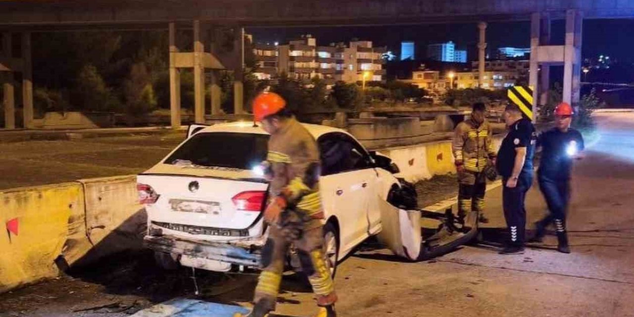 Hatay İskenderun'da Bariyerlere Çarpan Otomobilin Sürücüsü Yaralandı