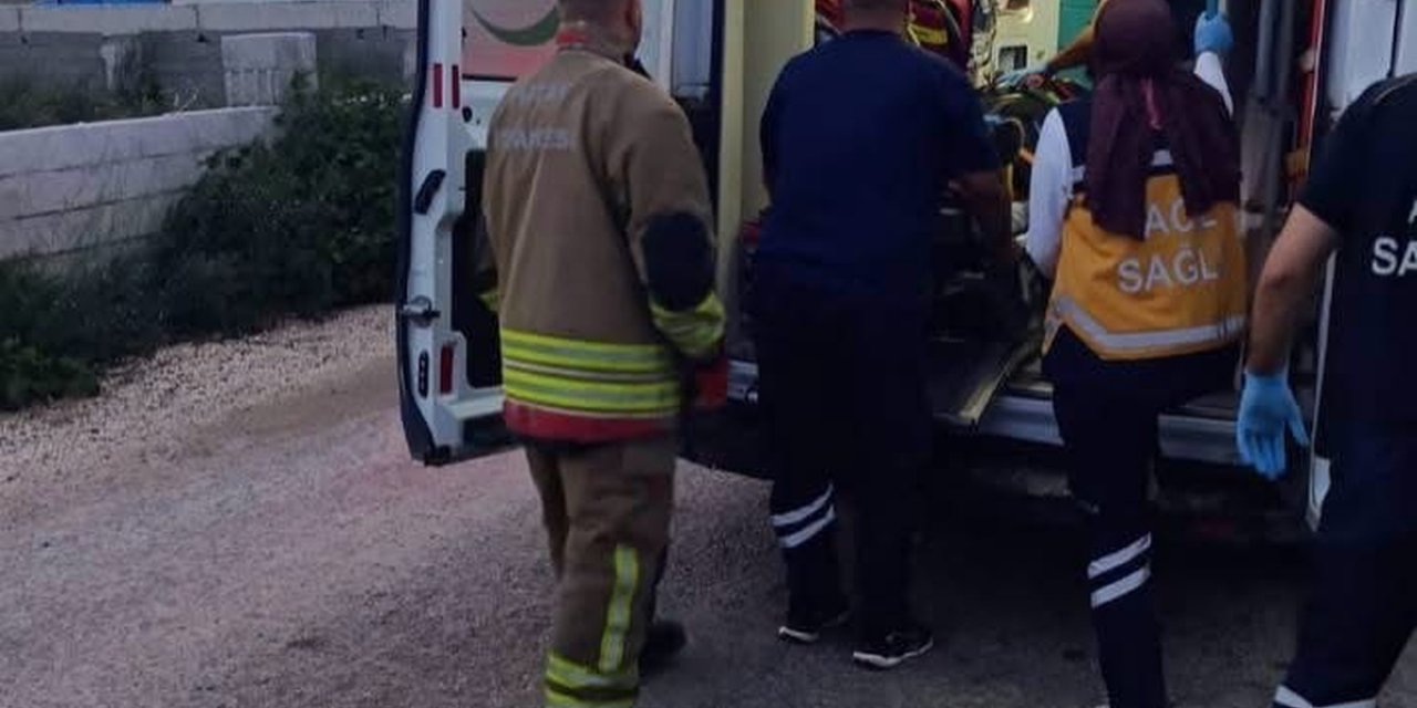 Hatay Antakya'da Motosiklet Sürücüsü Kontrolü Kaybedince Devrildi, 3 Kişi Yaralandı