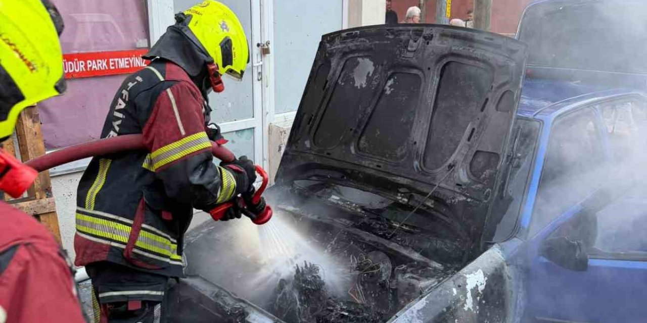 Bandırma'da Park Halindeki Otomobilin Motoru Alev Aldı, İtfaiye Kısa Sürede Söndürdü