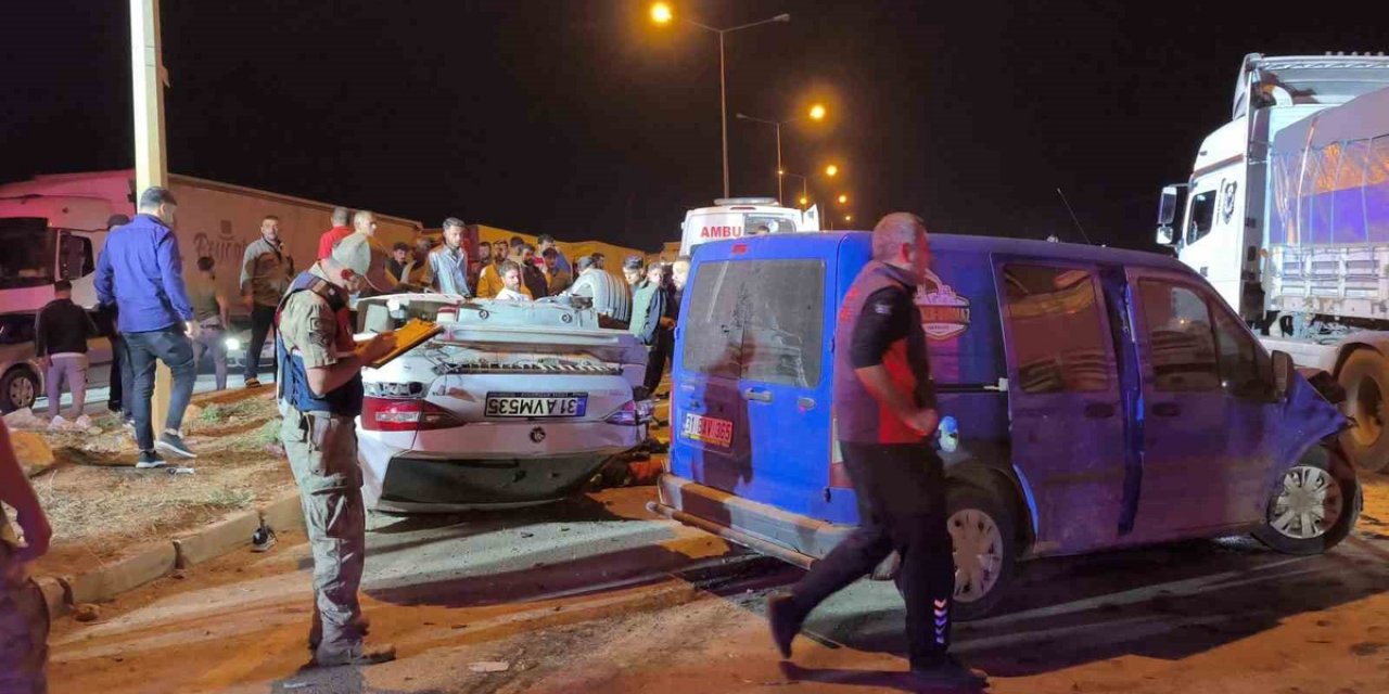 Takla Atan Otomobil 2 Tır Sürücüsünün Üzerine Uçtu: 6 Yaralı