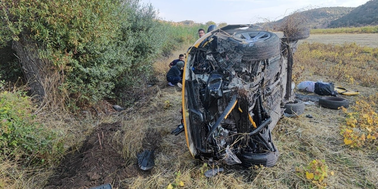 Adıyaman Gölbaşı'da Şarampole Devrilen Otomobildeki 4 Kişi Yaralandı
