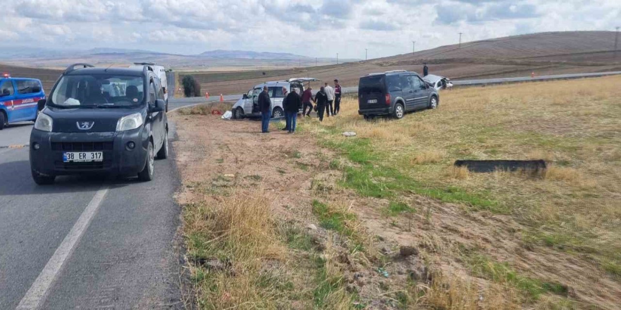 Kayseri Bünyan'da Hafif Ticari Araçla Otomobil Çarpıştı, 1 Kişi Öldü 3 Kişi Yaralandı