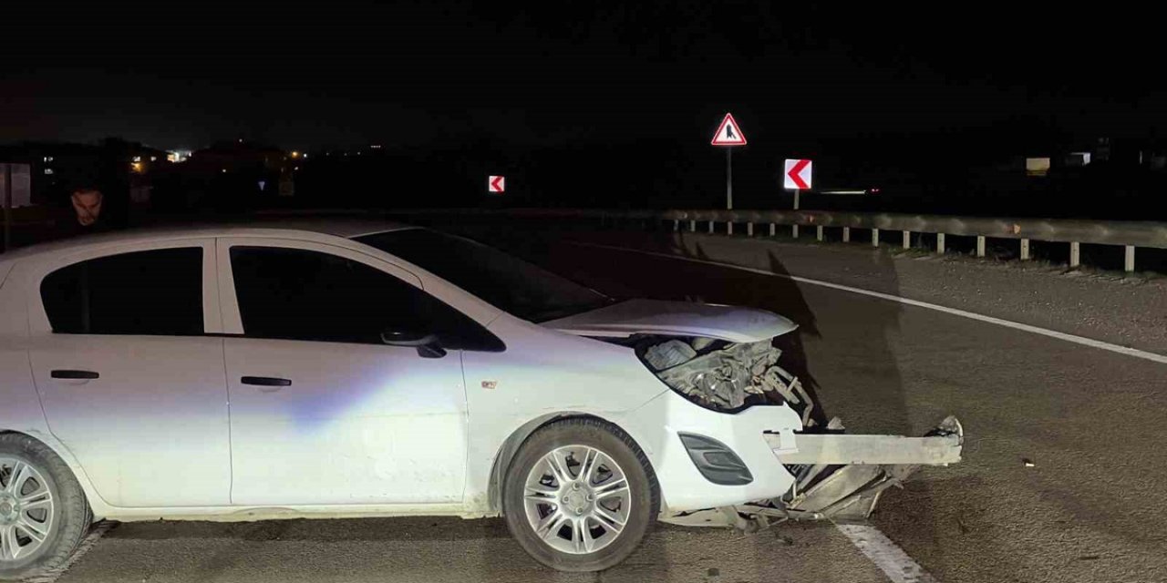 Düzce'de Bariyerlere Çarpan Araç Trafiği Tek Şeride Düşürdü, Sürücü Hafif Yaralandı