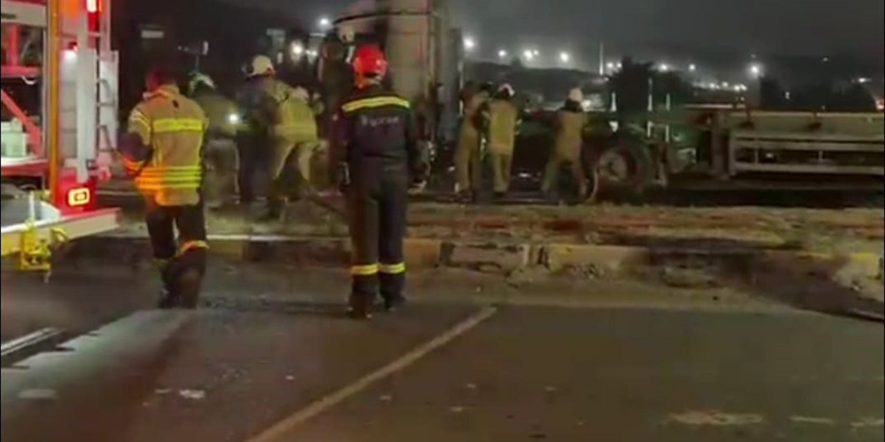 İzmir Aliağa'da Tırın Kupa Bölümündeki Yangın Söndürüldü, Araçta Maddi Hasar Oluştu