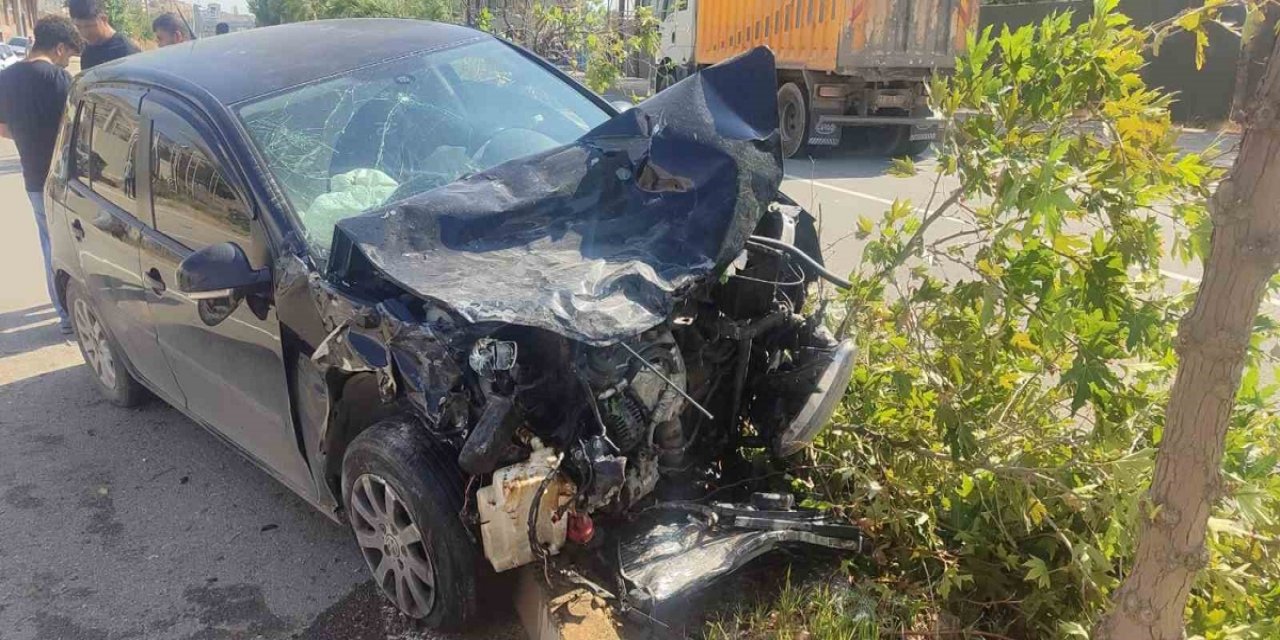 Diyarbakır Silvan'da Çarpışan İki Araç Savruldu, Kazada 2 Kişi Yaralandı.