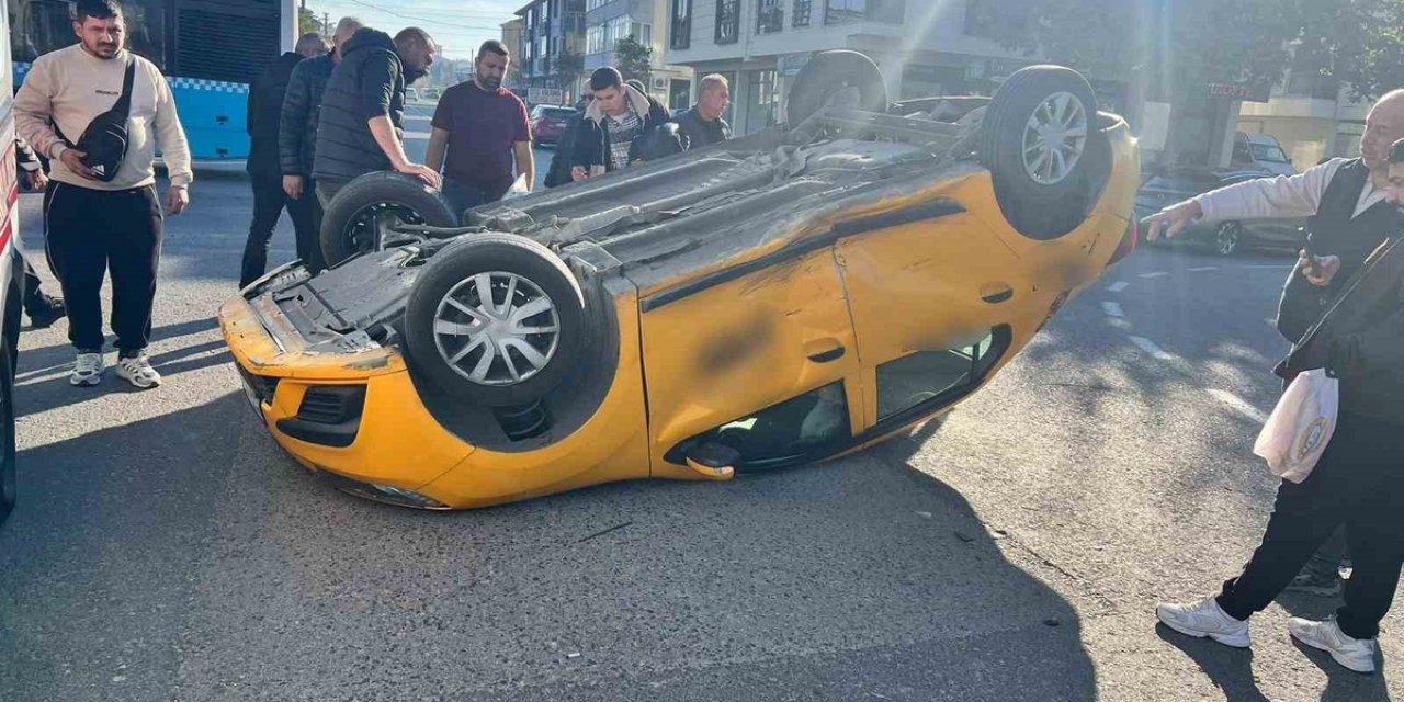 Tekirdağ Çorlu'da Otomobille Çarpışan Ticari Taksi Takla Attı, Şoförü Yaralandı
