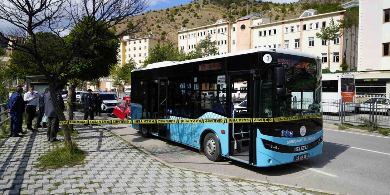 Gümüşhane'de Belediye Otobüsüne Arkadan Çarpan Otomobilde 2 Kişi Yaralandı