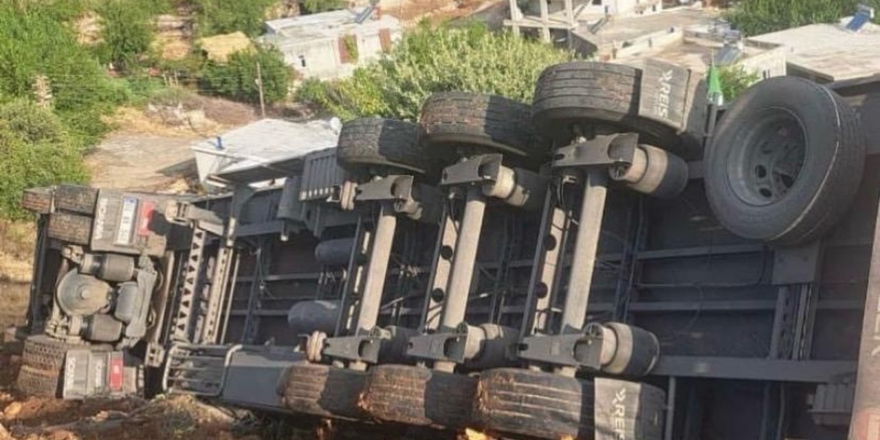 Adıyaman Gerger'de Kontrolden Çıkan Tır Yan Yattı, Tırdaki 1 Kişi Yaralandı