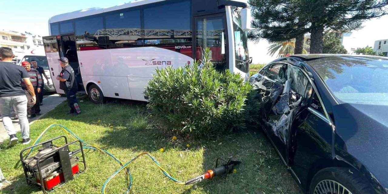 Alanya'da Midibüs İle Otomobil Çarpıştı, 2 Yaralıdan Biri İtfaiyeyle Kurtarıldı