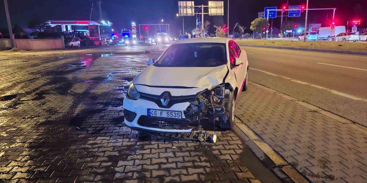 Bingöl'de Motosiklet İle Otomobil Çarpıştı, Yaralanan 2 Kişi Hastaneye Kaldırıldı