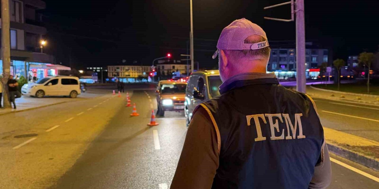 Düzce'de Üniversite Çevresinde Polis Denetiminde Sürücülerin Kimliği Sorgulandı