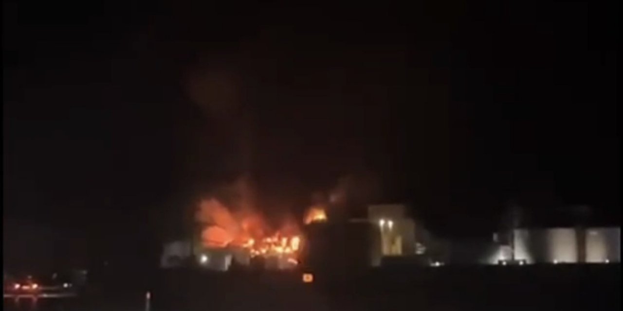 Balıkesir Bandırma'da Ayhan Sezer Yağ Fabrikası'ndaki Yangına İtfaiye Müdahale Ediyor