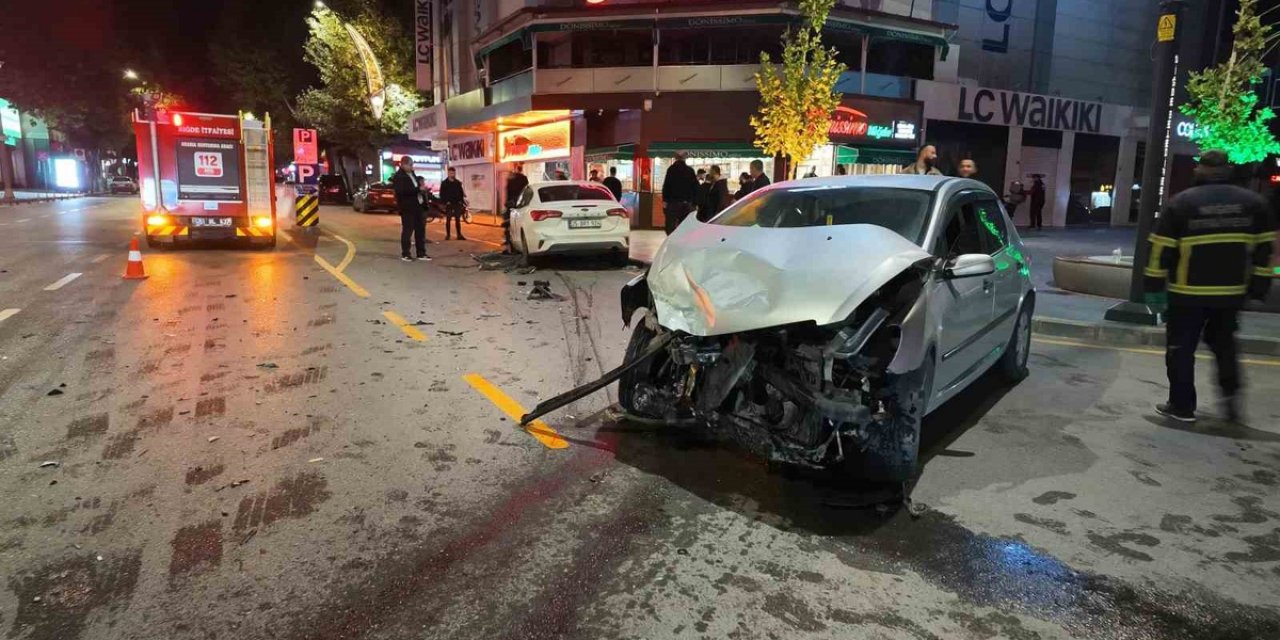 Niğde'de Kale Mahallesi'nde İki Otomobil Çarpıştı, Kazada 1 Kişi Yaralandı