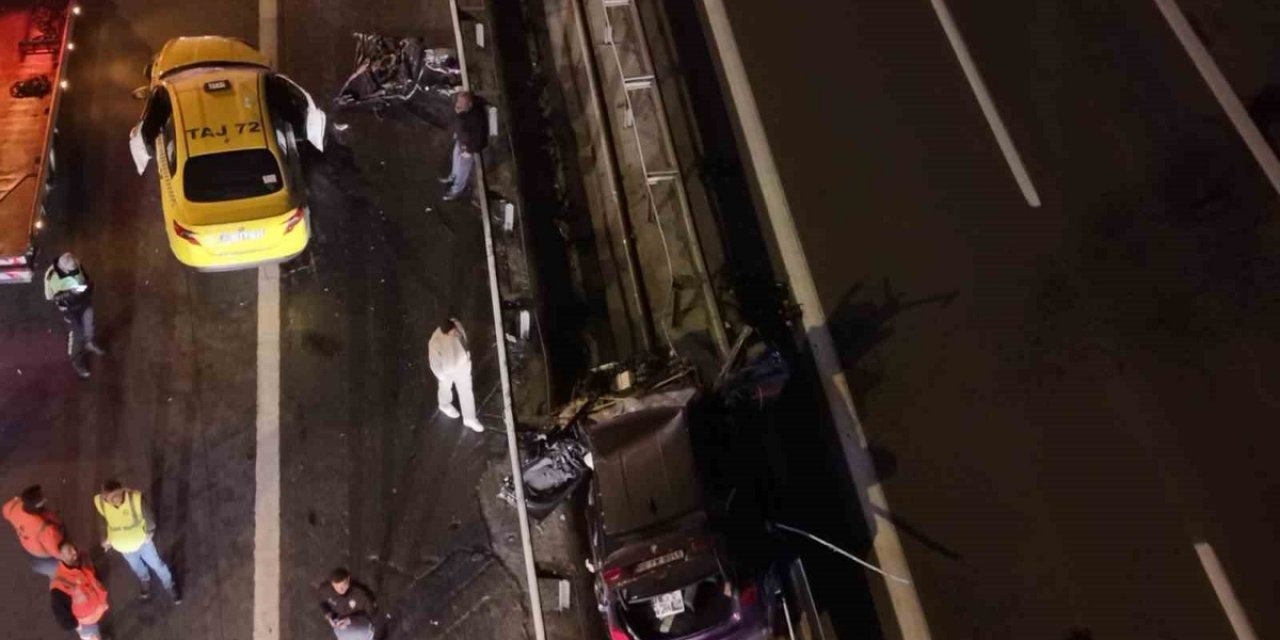 TEM Otoyolu'nda Taksiye Arkadan Çarpan Otomobilin Sürücüsü Öldü, 2 Kişi Yaralandı