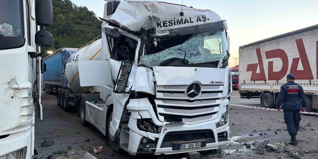 Artvin Hopa'da Yamaçtan Kopan Kayalar Tır Parkına Düştü, 1 Kişi Hayatını Kaybetti